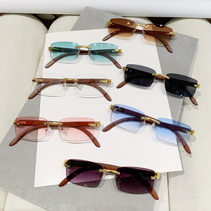 À la mode Marque De Luxe Conception Hommes Femmes Diamant Bord <span class=keywords><strong>Coupe</strong></span> Sans Monture <span class=keywords><strong>Carré</strong></span> Gradient Uv400 Bois Grain Lentille Rétro Lunettes De Soleil - Product Image 2