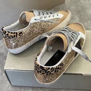 Chaussures décontractées de luxe en cuir véritable avec logo personnalisé de haute qualité, baskets en dentelle blanches de style camouflage, authentiques et de marque. - Product Image 3