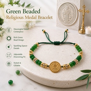Bracelet à perles vertes avec médaille de Saint Benoît, détails en alliage plaqué or, bijoux religieux catholiques, cadeau religieux - Product Image 1
