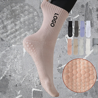 Chaussettes de sport antidérapantes personnalisées pour femmes XIANGHUI, logo personnalisé, coton confortable, longueur mi-mollet, poignées douces, respirantes, antidérapantes pour le Pilates et le yoga