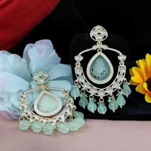 Boucles d'oreilles pendantes en acrylique royal premium Kundan avec pierre centrale gravée, style luxueux pour les mariages et les occasions festives - Product Image 1