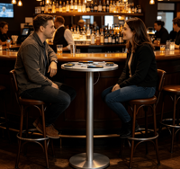 Table de recharge rapide Y2 Power GEM pour téléphones avec paiement par code QR et câbles de charge, idéale pour les bars, les discothèques et les événements commerciaux