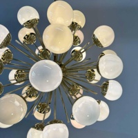 Superbe lustre spoutnik en verre de Murano et laiton moderne du milieu du siècle avec 30 sphères en verre irisé pour salon chambre à coucher