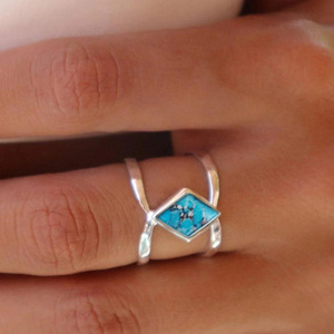 Anello Bohemien a Rombi Effetto Turchese, Fascia Minimalista Geometrica alla Moda per Feste e Outfit Quotidiani - Product Image 6