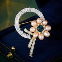 Broche populaire en laiton, broche fleur dorée, broche en cristal pour femme, vente en gros de Chine en vrac