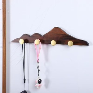 Ganchos de pared de madera maciza con 4 ganchos de latón en forma de montaña para recibidor, armario o perchero. - Product Image 1