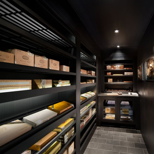 Humidor <span class=keywords><strong>de</strong></span> <span class=keywords><strong>Cedro</strong></span> <span class=keywords><strong>de</strong></span> Madera Personalizado para Cigarros, Caja Humidificadora para Cigarros, Humidor Walk-in para Bar <span class=keywords><strong>de</strong></span> Cigarros, Humidor para Salón <span class=keywords><strong>de</strong></span> Venta Minorista - Product Image 1