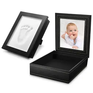 Bonita arcilla Una impresión integrada con marco de fotos puede contener fotos arcilla pequeña con estampado de manos para bebés