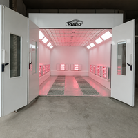 Cabine de peinture automobile RuiBo avec lampes infrarouges de séchage rouges en fonctionnement, double porte et sol grillagé