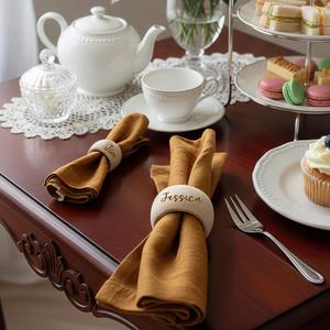 Anneaux de serviette en bois gravés sur mesure avec le nom de la famille, décorations de table pour fêtes, cadeaux de mariage rustiques - Product Image 3