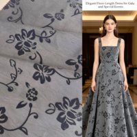 Tissu de luxe noir formel à motif floral intégral, matière froissée floquée respirante pour robe de soirée longue