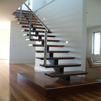 Escalier de villa moderne intérieur avec garde-corps à câbles, poutre monobloc, en acier galvanisé et design minimaliste