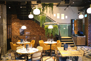 Suite de mobilier de <span class=keywords><strong>pub</strong></span> industriel vintage, banquettes en cuir anthracite profondément capitonnées, banquette en cuir capitonnée pour steakhouse industriel - Product Image 6