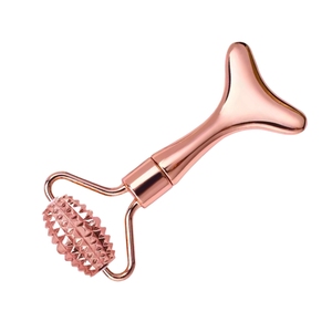 Rodillo Facial de Oro Rosa con Púas Metálicas para Masaje Facial, Venta al por Mayor con Logotipo Personalizado, Herramientas de Belleza para el Cuidado de la Piel - Product Image 3