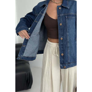 Veste en jean simple bleu foncé en coton lavable pour femme avec détails de poches - Product Image 4
