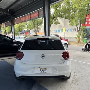 2020 pour <span class=keywords><strong>Polo</strong></span> 1.5L |   Volant à gauche, intérieur en cuir foncé, sièges en cuir, pneus R16, extérieur blanc, noir, 113 ch, 6 vitesses automatiques, <span class=keywords><strong>5</strong></span> <span class=keywords><strong>portes</strong></span>, berline urbaine - Product Image 5