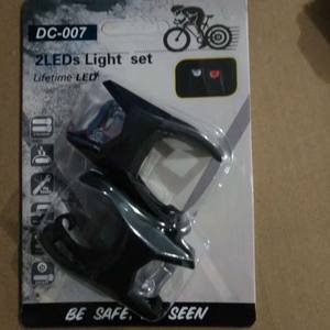 ไฟท้ายจักรยาน LED รุ่นกบ สีดำและสีแดง กันน้ำระดับ IPX4 4 โหมด น้ำหนักเบา ผลิตจากพลาสติก ใช้พลังงานจากแบตเตอรี่ - Product Image 5