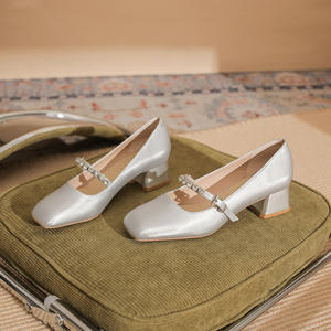 Zapatos de tacón alto plateados para mujer, ideales para fiestas y bodas elegantes. Diseño plano que proporciona una sensación cómoda. - Product Image 5