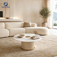 Table basse ronde avec plateau en pierre frittée, piétement cannelé en PU et anneau en acier inoxydable doré, fabrication Foshan, vente en gros OEM