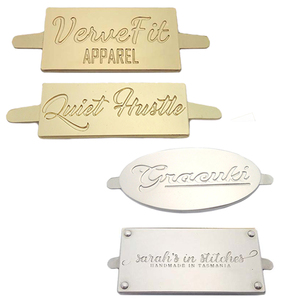 Etiqueta de Metal Personalizada con Logotipo de Marca y Diseño Único, con Pin para Maletas y Bolsos - Product Image 2
