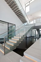 Escalier intérieur moderne en acier inoxydable en U avec marches en verre double plaque, caractéristiques de sécurité, durable et écologique, droit