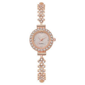 Montre-bracelet pour femme ornée de cristaux, cadran en nacre argenté - Product Image 2