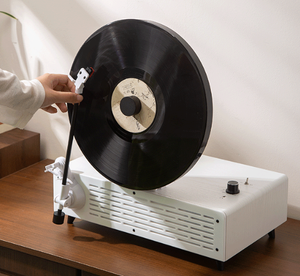 Tocadiscos vertical de madera con brazo de tono vertical, directo de fábrica, con altavoz estéreo integrado y reproducción de audio BT para decoración de hogar de alta gama. - Product Image 3