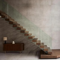 Escalier flottant moderne et durable à marches ouvertes, avec cadre en acier dissimulé, marches en bois dur et garde-corps en verre, pour rénovation intérieure de luxe
