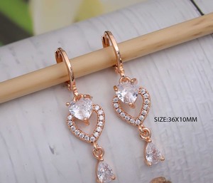 Boucles d'oreilles pendantes en alliage plaqué or rose de luxe avec des détails en cristal brillant, idéales pour les femmes, les mariages, les fêtes et les événements - Product Image 4