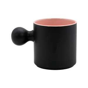 Taza <span class=keywords><strong>de</strong></span> café <span class=keywords><strong>de</strong></span> cerámica negra mate con asa redonda, interior rosa esmaltado, cuerpo recto, <span class=keywords><strong>de</strong></span> gres. Distribuidor Empresarial Guild Hub - Product Image 1