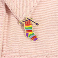 Broche en forme de chaussette arc-en-ciel, badge en métal personnalisé, épingle à revers pour vêtements