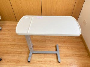 <span class=keywords><strong>Table</strong></span> portable <span class=keywords><strong>pour</strong></span> <span class=keywords><strong>lit</strong></span> médical <span class=keywords><strong>lit</strong></span> d'hôpital multifonctionnel <span class=keywords><strong>table</strong></span> en plastique - Product Image 3