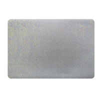 Set de table rectangulaire arrondi en PVC RNPT, texture nacrée discrète, finition qui capte la lumière, résistant à l'huile, pour tables à manger