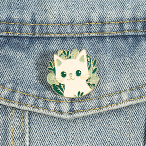 Pins de Esmalte e Broches de Lapela com Arte de Gato da Floresta, Gato Branco Fofo, Folhas Verdes e Tema Natureza, Joias para Atacado - Product Image 1