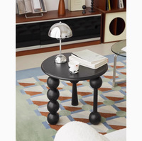 Table d'appoint de salon moderne en bois massif noir, style rétro nostalgique, avec pieds asymétriques en forme de boule et de cône, table d'appoint de canapé