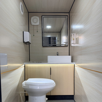 Toilettes portables en panneaux sandwich de fibre de verre, remorque sanitaire mobile avec siège en cuir pour événements d'entreprise et conférences professionnelles en extérieur
