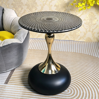 Table d'appoint ronde moderne en marbre, plateau en pierre blanche, pied en métal doré en forme de tulipe, base ronde en marbre, table d'appoint minimaliste pour salon