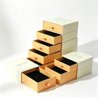 Boîte à bijoux en velours avec logo personnalisé pour bagues, boucles d'oreilles, colliers, présentoir de magasin, vente en gros