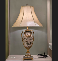 Lampe de bureau électrique traditionnelle de haute qualité, moderne, en laiton martelé doré, de luxe, pour hôtel, chevet, décorative, en céramique émaillée, LED DC