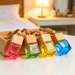 Flacon diffuseur de parfum pour voiture personnalisé de 8 ml, flacon en verre carré multicolores avec bouchon en bois pour la décoration de la voiture - Product Image 2
