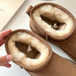 Bottes d'hiver confortables pour femmes à semelle plate, bottes de qualité avec doublure en laine de mouton et semelle extérieure en cuir naturel épais - Product Image 2