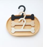 Nouvelles Tendances : Cintre en Bois en Forme d'Os pour Vêtements d'Animaux – Idéal pour une Garde-Robe Moderne et Simple