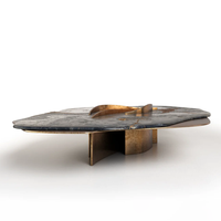 Table basse en marbre massif de forme libre Dream Home, ornement artistique en bronze vieilli, bord naturel irrégulier, table basse de designer haut de gamme pour villa