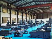Centre d'usinage vertical CNC professionnel à 3 broches BT30 avec 21 outils pour le traitement de l'acier de moule