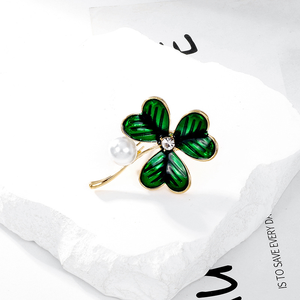 2025 New Green Clover Broche Moda Feminina Jóias Liga Broches Pérola Broche Terno Lapela Pins Personalização Atacado - Product Image 2