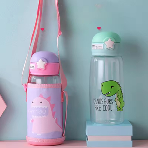 Bouteille d'eau en plastique transparente 700 ml pour enfants avec paille et sangle, motif petit dinosaure mignon, populaire, vente en gros - Product Image 3
