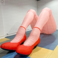 Sculpture géante gonflable personnalisée de jambes de femme sexy noires de 5 m avec talons hauts et LED pour la publicité/la décoration promotionnelle/la marque/l'art