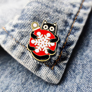 Épinglette en métal en alliage de zinc en forme de chat noir mignon, impression typographique, forme personnalisée, pour Noël, vente en gros - Product Image 5