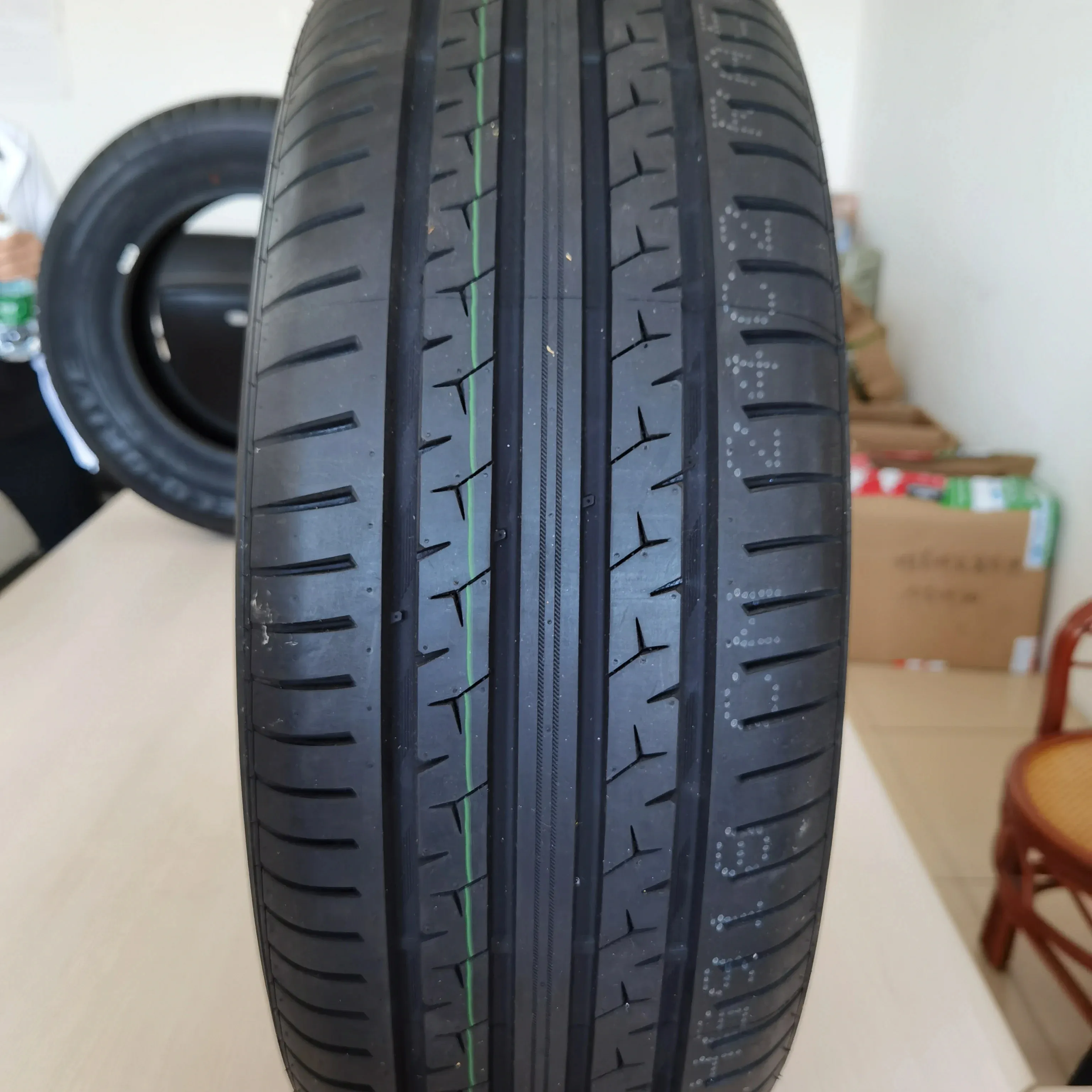 Hochwertiger Durun PCR-Reifen Autoreifen UHP HP HT AT MT VAN LTR RUN-FLAT-Reifen 185/70 R13 155/65 R14 165/60 R14 165/65 R14