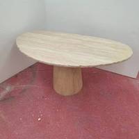 Table basse ovale moderne personnalisable en travertin avec bords naturels Base ronde conique convertible pour meubles de maison ou d'hôtel